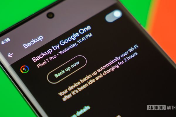 Copias de seguridad del teléfono almacenadas en la nube y dispositivo externo para protección de datos